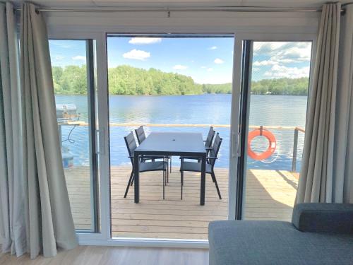 Parc de l'Île Melville 1 - Maison flottante (Parc de l'Ile Melville 1 - Maison flottante) in ชาวินิแกน (ควิเบก)