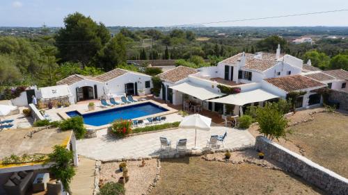 Casa Poupitta - 10 personnes - 5 chambres en suite - piscine – khách sạn tại Sant Lluis