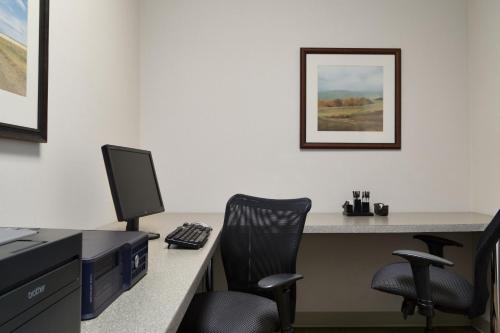 Country Inn & Suites by Radisson Calgary-Northeast - image 2