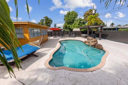 Paradise with private pool Sleeps 10 near the beach in Sunrise, USA