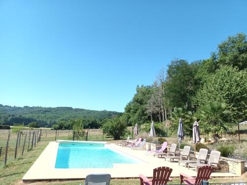 Le Séchoir des acacias, Gîte L'Orée du bois avec piscine chauffée (Le Sechoir des acacias, Gite L'Oree du bois avec piscine chauffee) in Saint-Leon-sur-Vezere