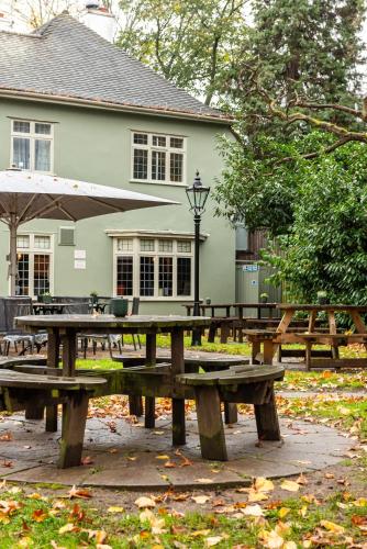 Innkeeper's Lodge Weybridge - image 8