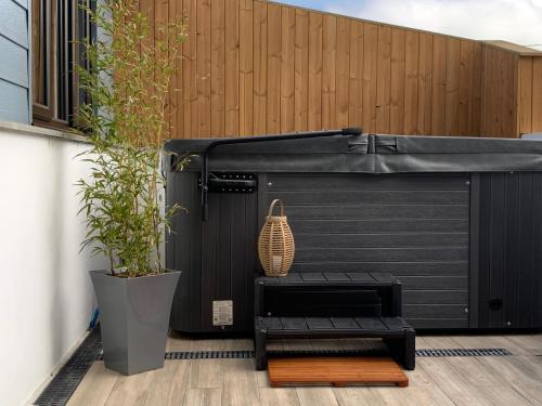 Létesítmények, The Old Egg Shed in Whitstone