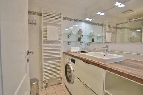 Apartment with Sea View image 5