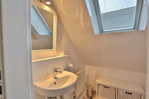 Apartment with Sea View image 3