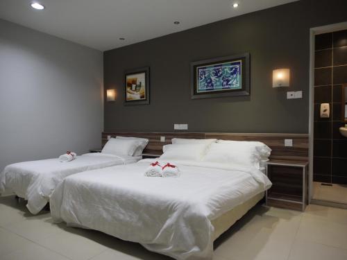 1 double bed, 1 twin bed