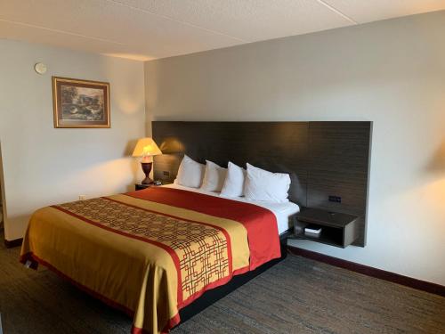 King Room - Non-Smoking room in Pigeon Forge Parkway Inn