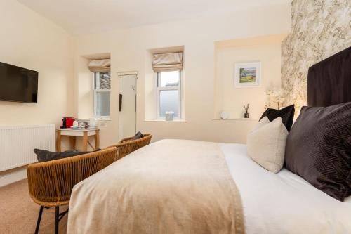 Standard Double Room image 8