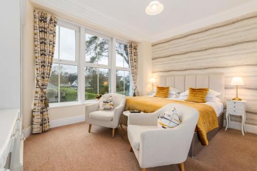 Large King Room with Garden View image 4