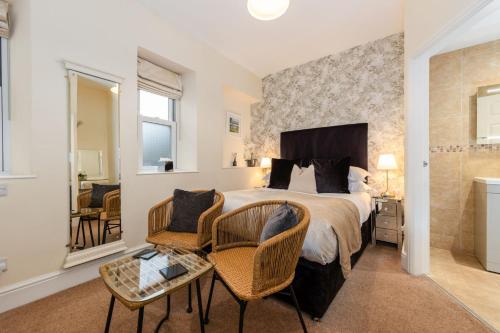 Standard Double Room image 7