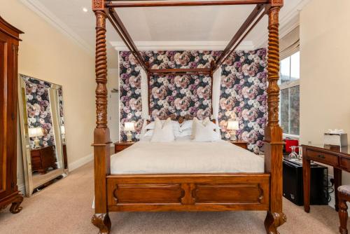 Four Poster Room image 2