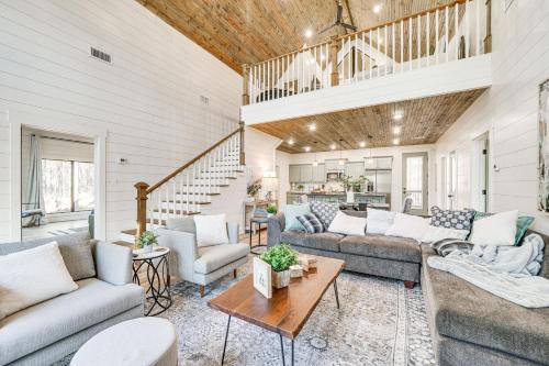Broken Bow Cabin with Hot Tub and Covered Deck! in Broken Bow, USA