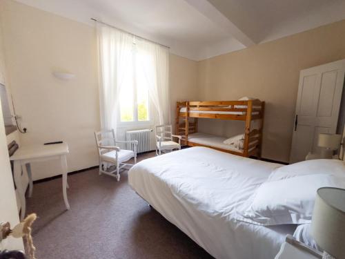 1 double bed, 2 bunk beds