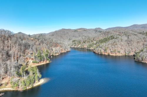 Cozy Bear Lake Cottage Hike, Boat and Unwind! in Tuckasegee, USA