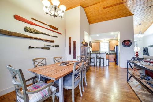 Cozy Bear Lake Cottage Hike, Boat and Unwind! in Tuckasegee, USA