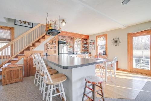 Riverfront Kingston Cottage with Deck, 2 Mi to Beach in Kingston, USA