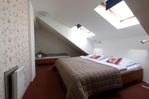 1 queen bed, 1 twin bed, 1 sofa bed