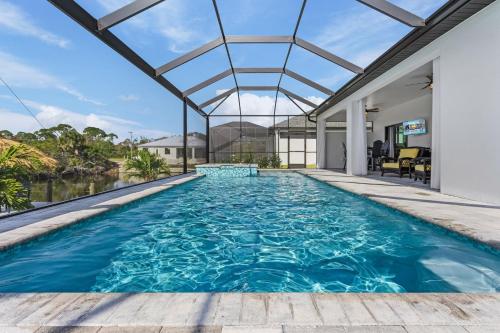 Gulf Access Home, Heated Saltwater Pool & Spa, Dock and Tiki Hut - Villa Perchside Palace