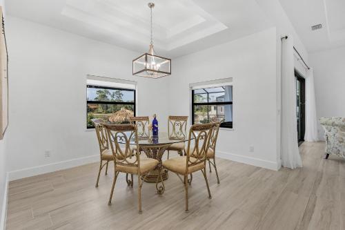 Gulf Access Home, Heated Saltwater Pool & Spa, Dock and Tiki Hut - Villa Perchside Palace