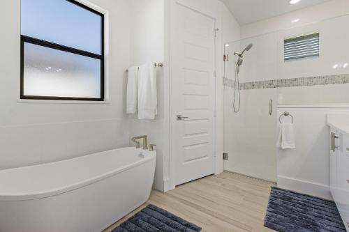 Gulf Access Home, Heated Saltwater Pool & Spa, Dock and Tiki Hut - Villa Perchside Palace