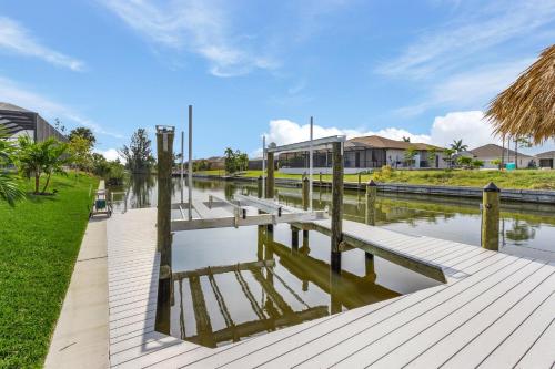 Gulf Access Home, Heated Saltwater Pool & Spa, Dock and Tiki Hut - Villa Perchside Palace