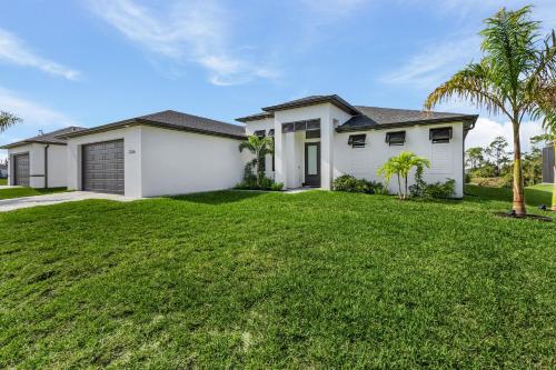 Gulf Access Home, Heated Saltwater Pool & Spa, Dock and Tiki Hut - Villa Perchside Palace