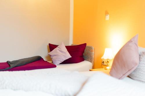 1 queen bed, 1 sofa bed