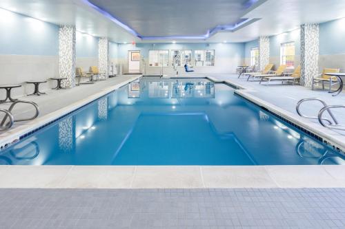 Holiday Inn Express & Suites Williamsburg an IHG Hotel - image 2