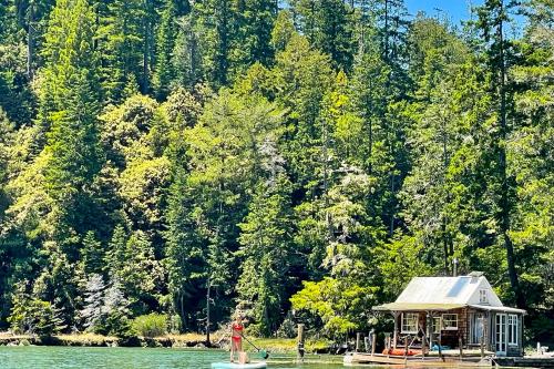 Stunning 3BR with ridge top views and hot tub in Little River (CA)