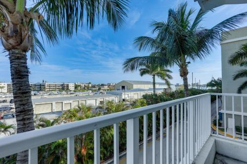 Lantana Condo with Smart TV 11 Mi to Palm Beach! in Lantana, USA