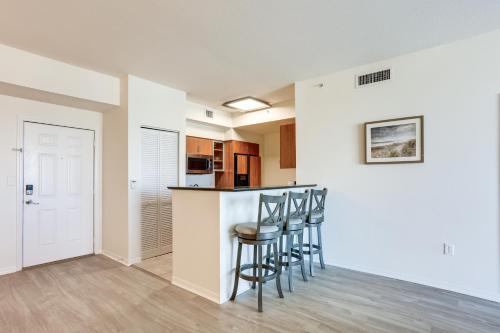 Lantana Condo with Smart TV 11 Mi to Palm Beach! in Lantana, USA