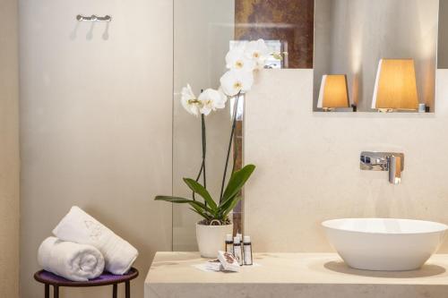  Suite with Balcony - Daphne image 8