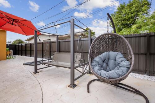 Paradise with private pool Sleeps 10 near the beach in Sunrise, USA