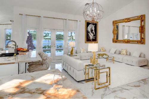 Luxurious Lake House near WEF in Wellington, USA