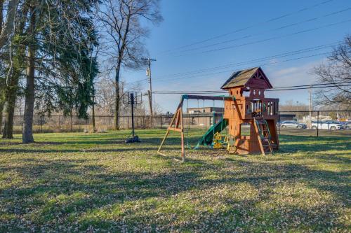 Country Club Hills Home Walk to Rec Center! in Country Club Hills, USA