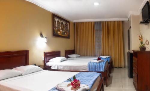 1 double bed, 2 twin beds