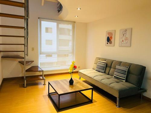 Duplex a media cuadra de la Embajada EEUU