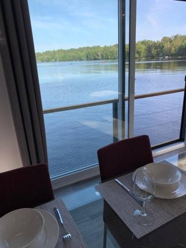 Parc de l'Île Melville 2 - Maison flottante (Parc de l'Ile Melville 2 - Maison flottante) in ชาวินิแกน (ควิเบก)