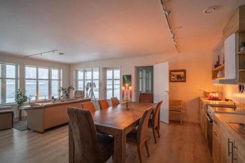 Secluded northern light apartment with great view! in Meistervik