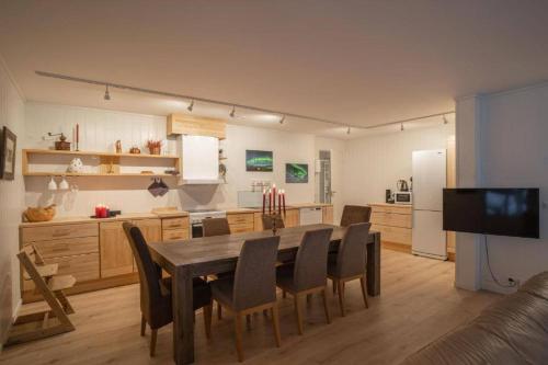 Secluded northern light apartment with great view! in Meistervik
