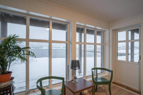 Secluded northern light apartment with great view! in Meistervik