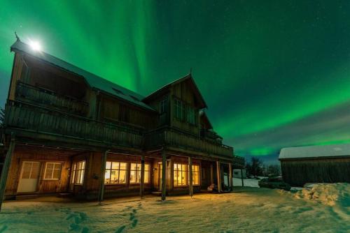 Secluded northern light apartment with great view! in Meistervik