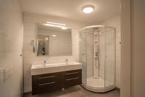 Secluded northern light apartment with great view! in Meistervik