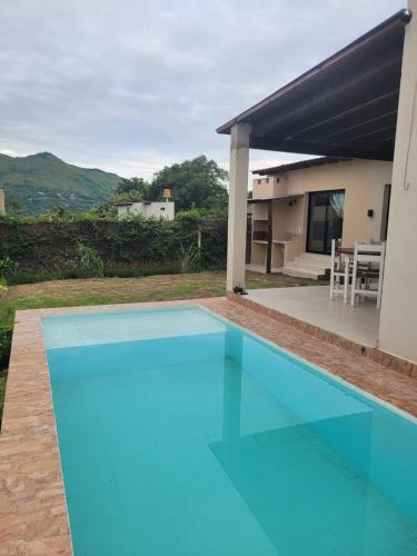 Casa con pileta en Vaqueros in บาเกโรส