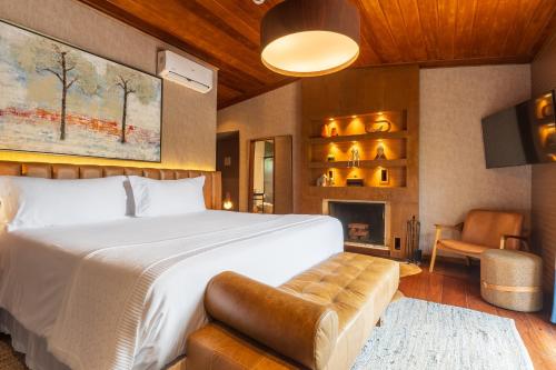 King Suite with Pool View room in Pousada Boutique Figueira da Serra