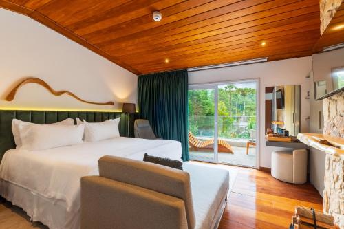 King Suite with Pool View image 9