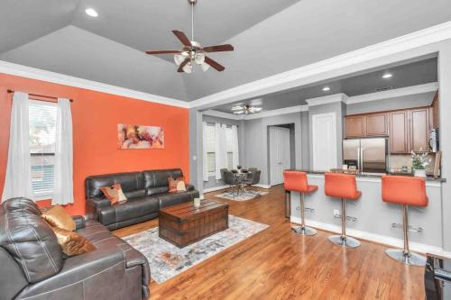 Prolific 3Story w Game Room-HotTub-Near DT in Houston, USA