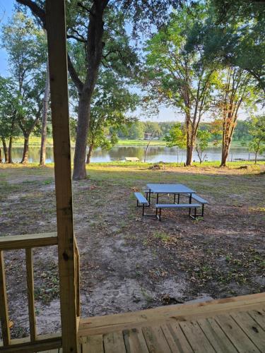 Camp Joy Lake House, Caldwell, TX sleeps 10 in Caldwell, USA
