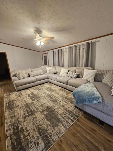 Camp Joy Lake House, Caldwell, TX sleeps 10 in Caldwell, USA