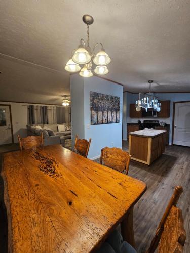 Camp Joy Lake House, Caldwell, TX sleeps 10 in Caldwell, USA